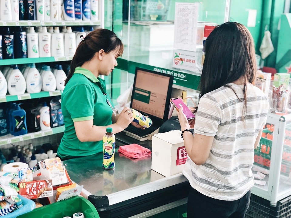 Khách ít mua vé máy bay, vé xem phim, ví điện tử “tụt” doanh thu - 1