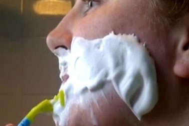 Người phụ nữ mọc râu, ria rậm rạp như đàn ông