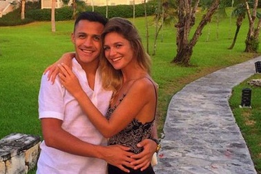 Alexis Sanchez buồn bã nói lời chia tay bạn gái xinh đẹp