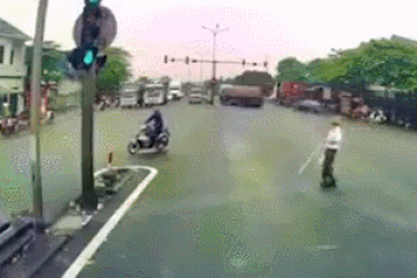 Nổi bật tuần qua: Tài xế dắt người khiếm thị qua đường gây xúc động