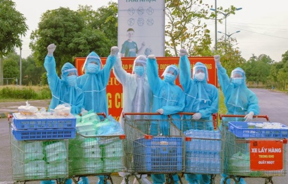 Khoảnh khắc nữ sinh cõng cụ già 83 tuổi trong khu cách ly gây xúc động - 5 Khoảnh khắc nữ sinh cõng cụ già 83 tuổi trong khu cách ly gây xúc động - 5