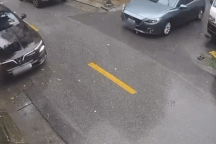 Người đi xe máy lao vào ô tô ở ngã ba, ngã đập đầu nguy hiểm