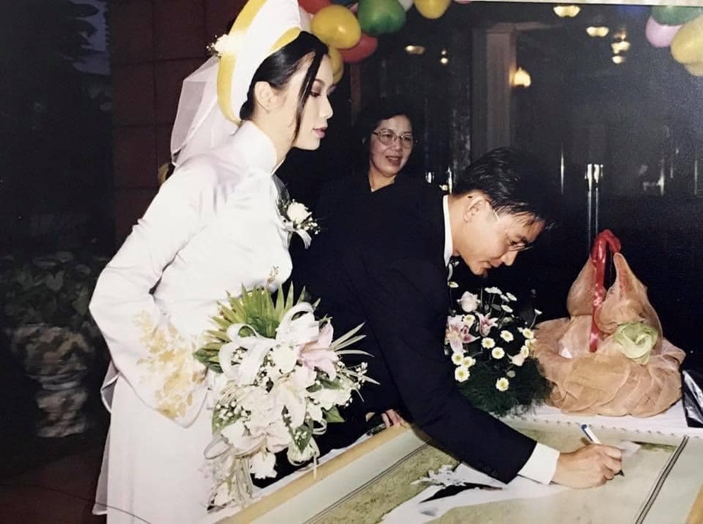 Trịnh Kim Chi tiết lộ bí quyết giữ gìn hôn nhân hạnh phúc sau 2 thập kỷ - 2 Trịnh Kim Chi tiết lộ bí quyết giữ gìn hôn nhân hạnh phúc sau 2 thập kỷ - 2