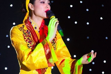 Phạm Hương hát “Dạ cổ hoài lang” trong phần thi tài năng