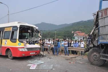 Va chạm nghiêm trọng giữa 3 ô tô, 2 người tử nạn