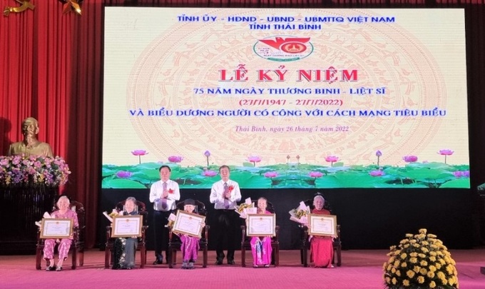 Ông Ngô Đông Hải, Bí thư Tỉnh ủy, Trưởng đoàn đại biểu Quốc hội tỉnh; ông Nguyễn Khắc Thận, Chủ tịch UBND tỉnh Thái Bình tặng bằng khen, tặng hoa các mẹ Việt Nam anh hùng.