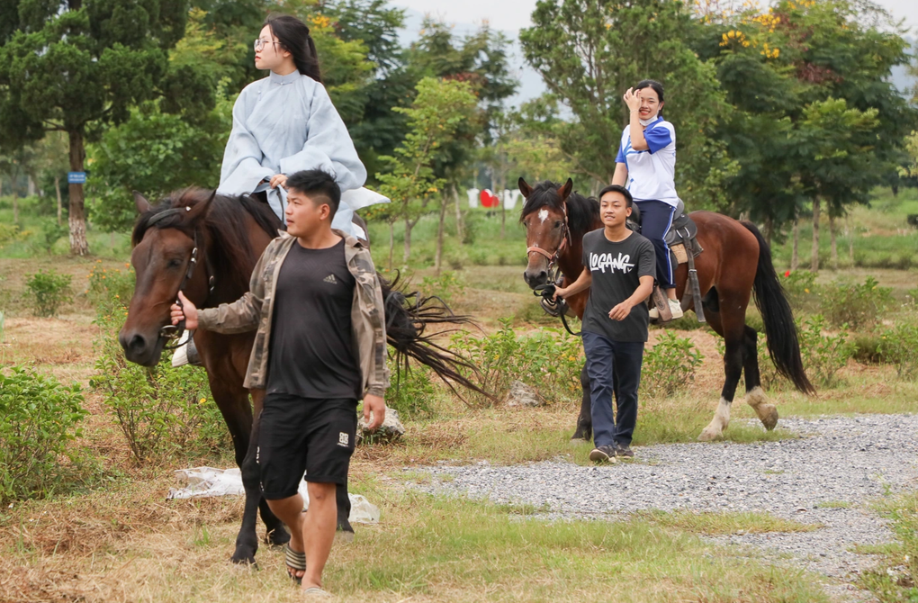 Sinh viên cưỡi ngựa, bắn cung, đi cà kheo trong ngày khai giảng - 3 Sinh viên cưỡi ngựa, bắn cung, đi cà kheo trong ngày khai giảng - 3