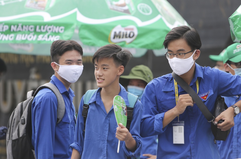 Thanh niên tình nguyện sát cánh cùng thí sinh thi tốt nghiệp THPT 2020 - 9 Thanh niên tình nguyện sát cánh cùng thí sinh thi tốt nghiệp THPT 2020 - 9