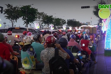 Không khí trung tâm TPHCM trước giờ bắn pháo hoa