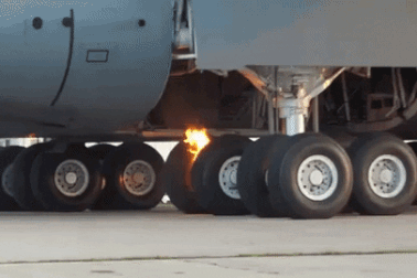 Video càng đáp “ngựa thồ” trên không của Mỹ bốc cháy khi hạ cánh