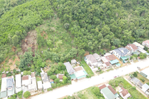 Xuất hiện vết nứt ở sườn núi, đe dọa sự an toàn của 200 người dân