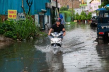 Đường ở TPHCM ngập lênh láng sau cơn mưa chiều