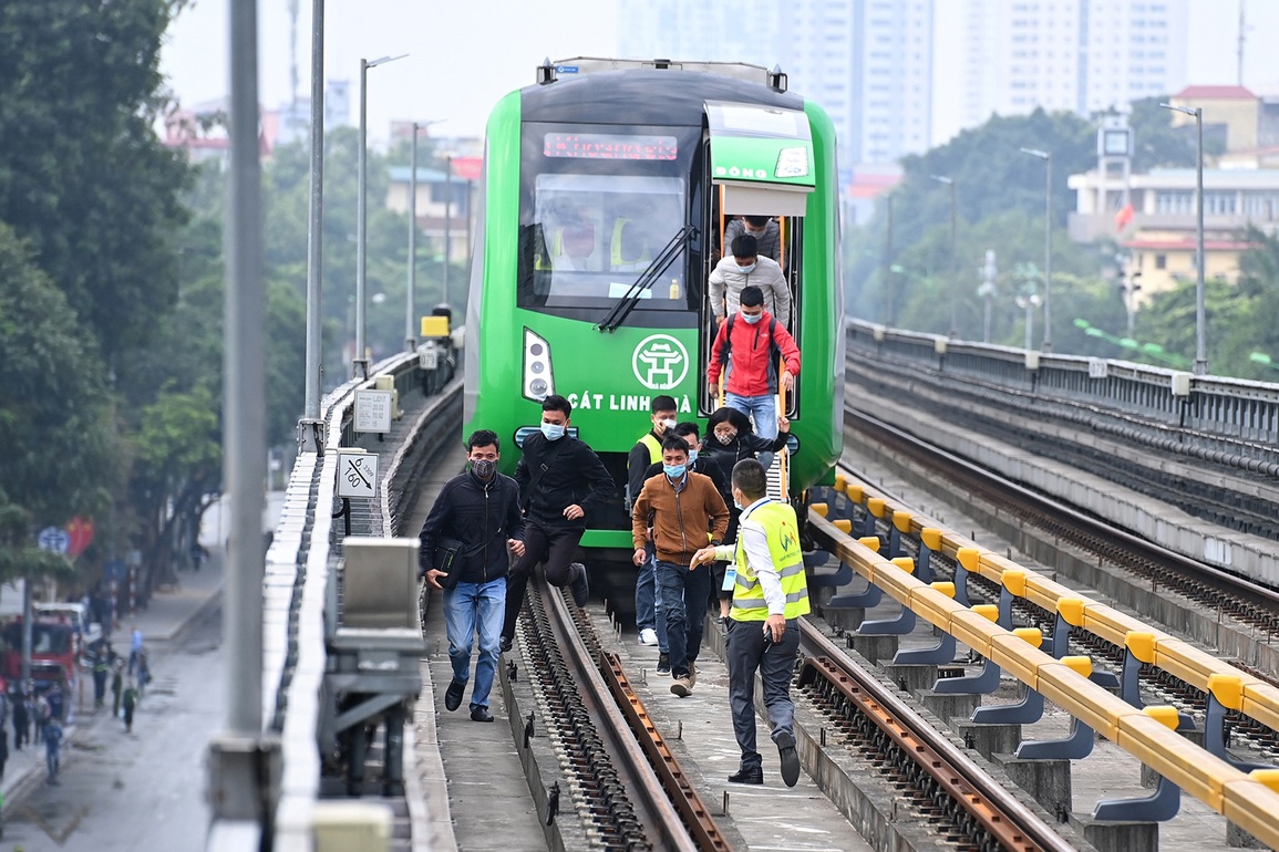 Diễn tập sự cố tàu Cát Linh - Hà Đông: Đã thông báo cho hành khách? - 1 Diễn tập sự cố tàu Cát Linh - Hà Đông: Đã thông báo cho hành khách? - 1