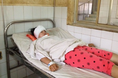 Nữ sinh bị đèn cao áp rơi trúng đầu lúc tan trường