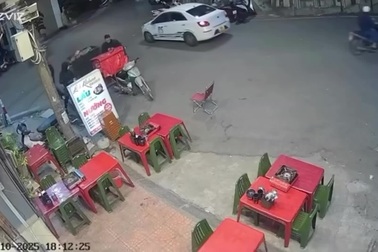 Cô gái đang đi bộ bị xe rác tông ngã đầy khó hiểu