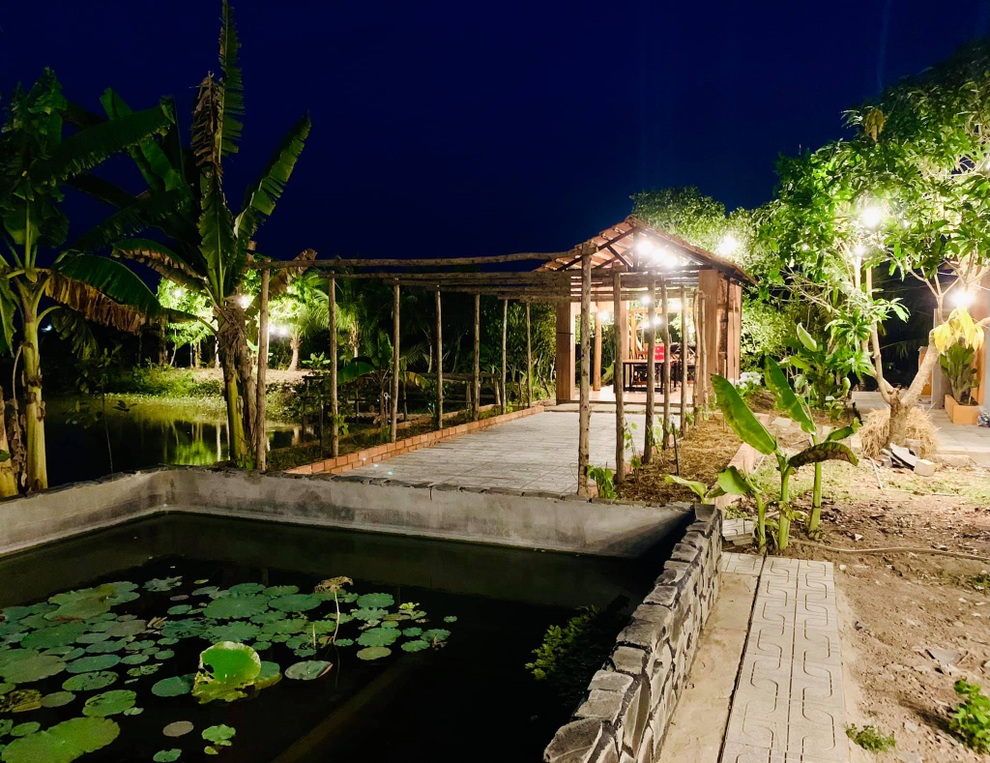 Gia đình cải tạo đất cằn thành chốn nghỉ dưỡng với vườn trĩu quả, ao đầy cá - 9