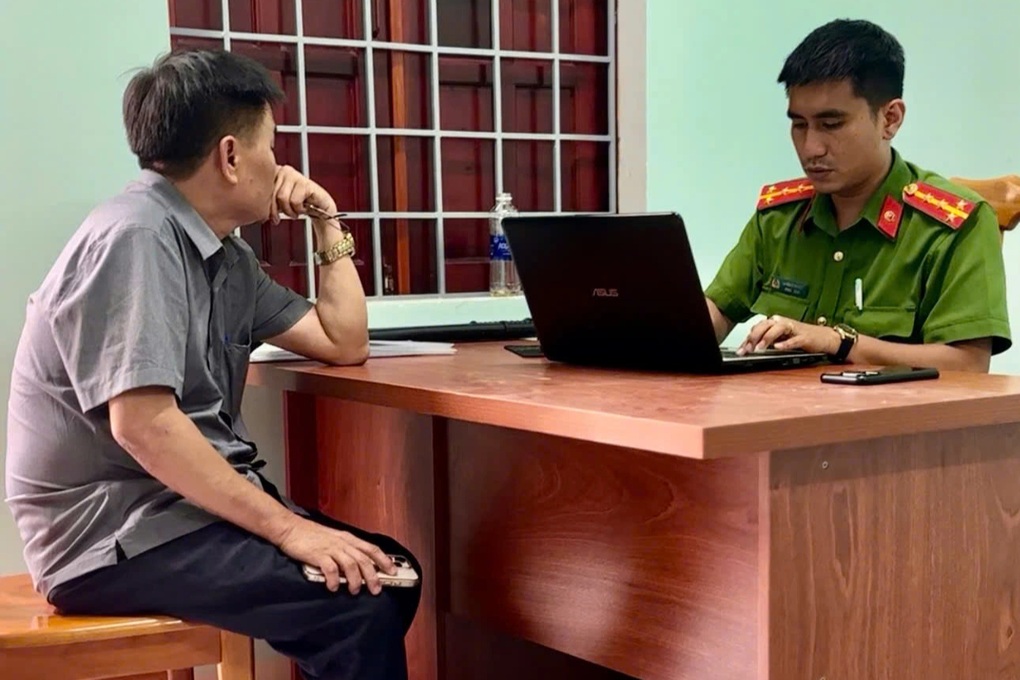 Xác minh vụ tài xế ô tô leo lên vỉa hè đòi tông người đẩy xe hàng rong - 2 Xác minh vụ tài xế ô tô leo lên vỉa hè đòi tông người đẩy xe hàng rong - 2
