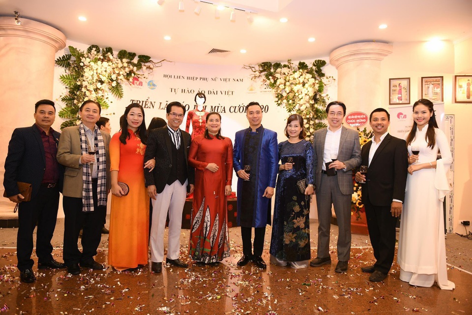 NTK Đỗ Trịnh Hoài Nam giới thiệu áo dài dát vàng đính 110 viên kim cương - 1 NTK Đỗ Trịnh Hoài Nam giới thiệu áo dài dát vàng đính 110 viên kim cương - 1