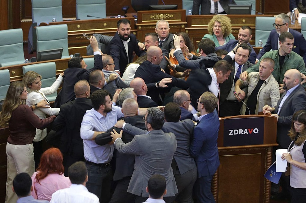 Nghị sĩ Kosovo ẩu đả sau khi lãnh đạo cơ quan hành pháp bị tạt nước - 1 Nghị sĩ Kosovo ẩu đả sau khi lãnh đạo cơ quan hành pháp bị tạt nước - 1