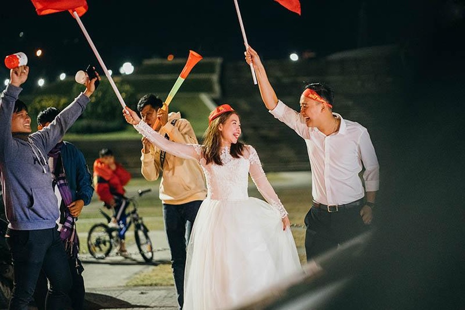 Cặp đôi chụp ảnh cưới “đi bão” ở Đà Lạt mừng U22 Việt Nam chiến thắng - 4 Cặp đôi chụp ảnh cưới “đi bão” ở Đà Lạt mừng U22 Việt Nam chiến thắng - 4