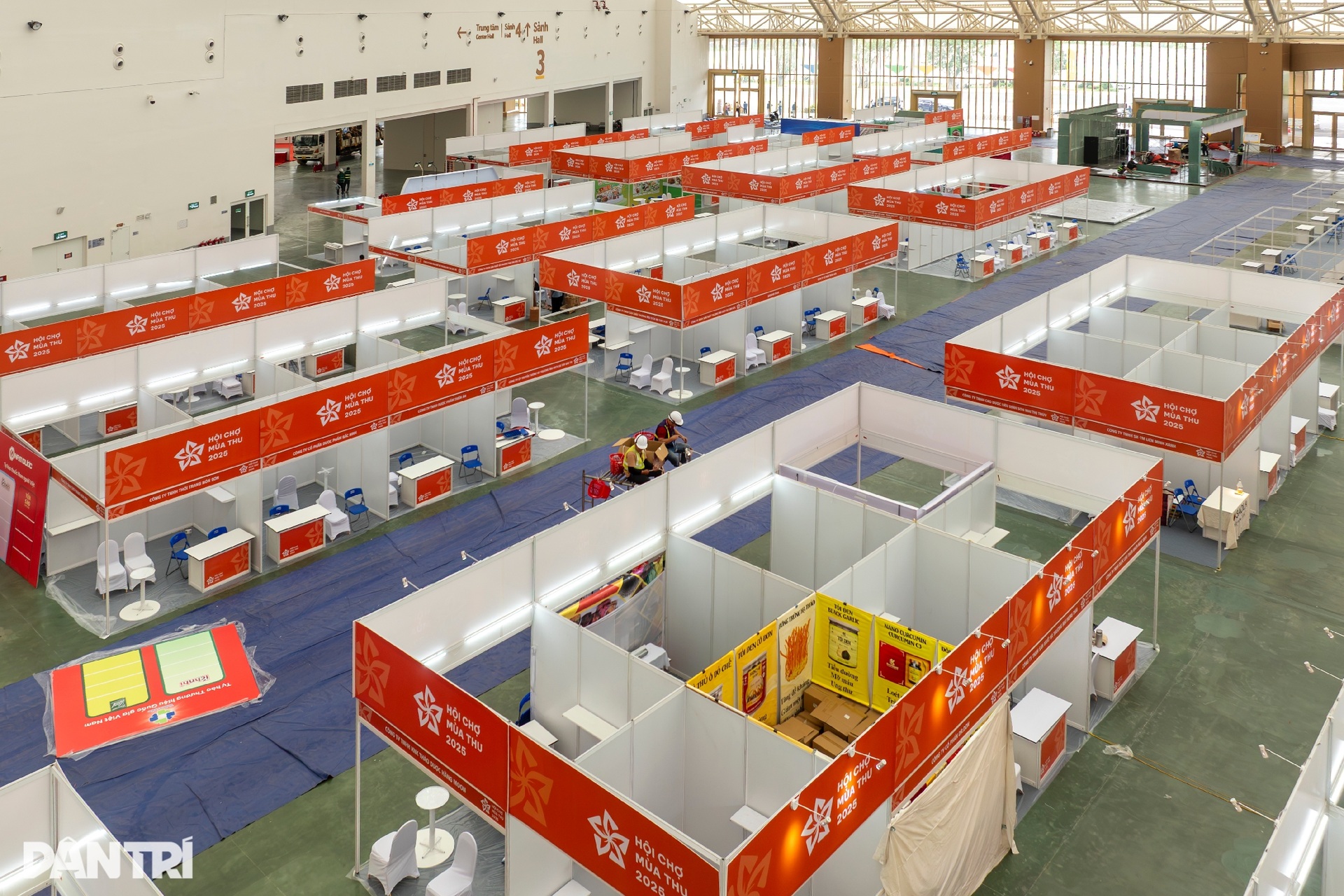 Se están terminando de construir miles de stands, listos para la Feria de Otoño de 2025 - 8 Hàng nghìn gian hàng gấp rút hoàn thiện, sẵn sàng cho Hội chợ Mùa thu 2025 - 8