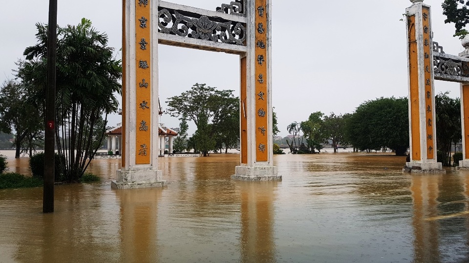 Nước lũ bắt đầu bủa vây những điểm cao nhất TP Huế - 2 Nước lũ bắt đầu bủa vây những điểm cao nhất TP Huế - 2