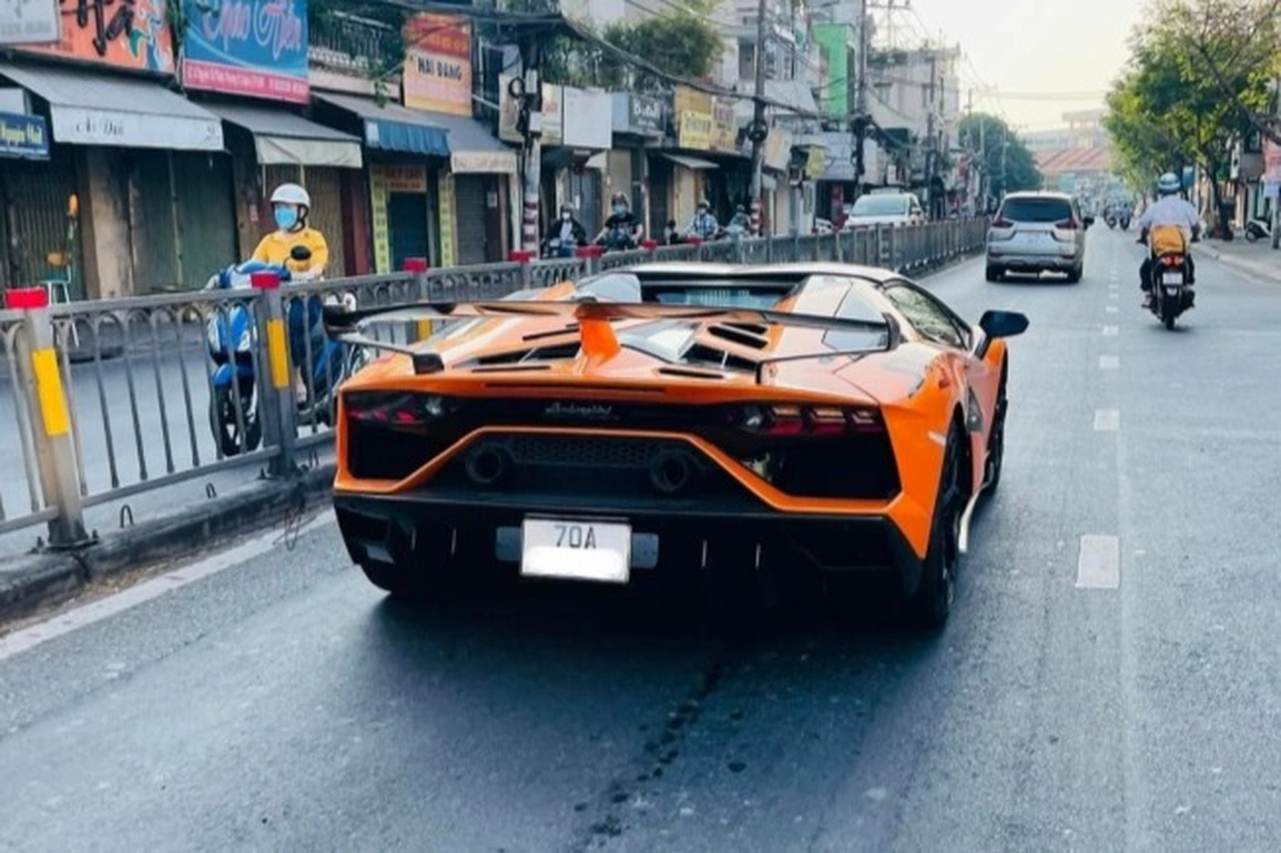 Lamborghini Aventador SVJ Roadster ra biển Tây Ninh, giá khoảng 50 tỷ đồng - 8 Lamborghini Aventador SVJ Roadster ra biển Tây Ninh, giá khoảng 50 tỷ đồng - 8