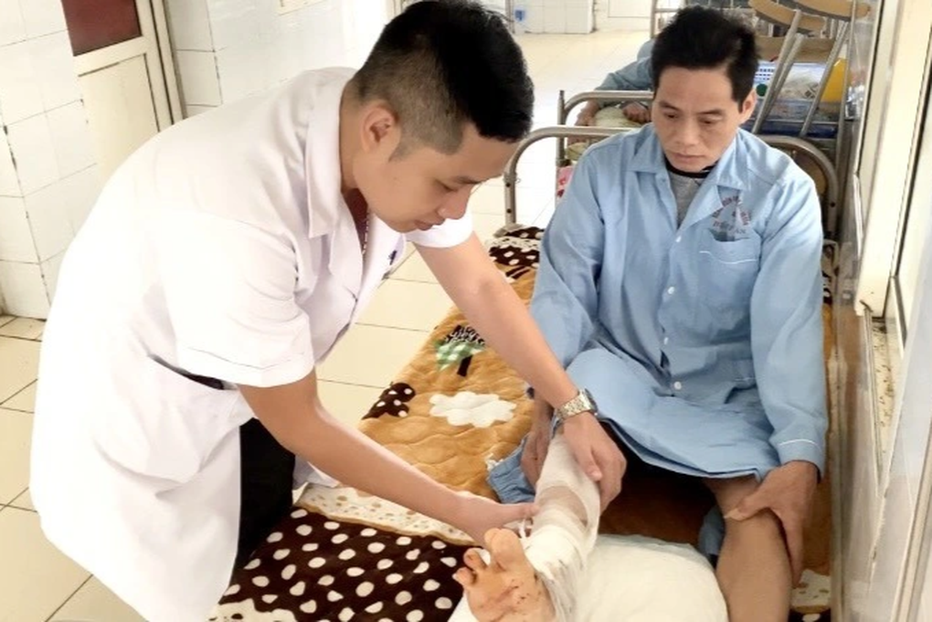 Người đàn ông hoại tử cổ chân do vết rắn cắn cách đây 20 năm - 2 Người đàn ông hoại tử cổ chân do vết rắn cắn cách đây 20 năm - 2