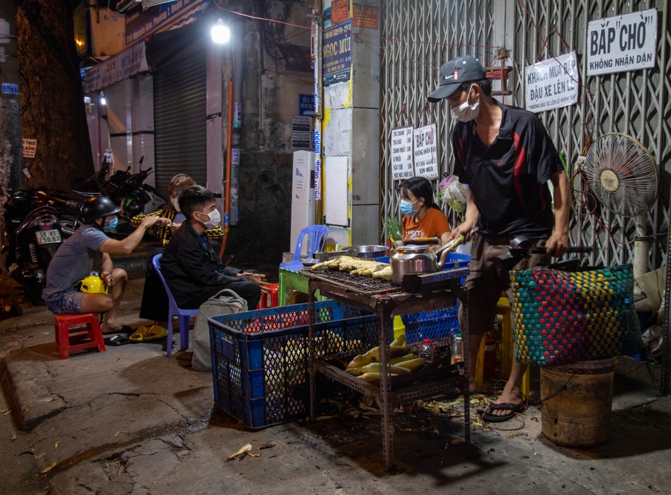 Tranh thủ bán bắp buổi tối, vợ chồng trẻ kiếm thêm 20 triệu đồng/tháng - 1 Tranh thủ bán bắp buổi tối, vợ chồng trẻ kiếm thêm 20 triệu đồng/tháng - 1