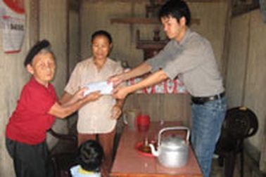 Tiếp tục trao hỗ trợ của bạn đọc cho gia đình cụ Em