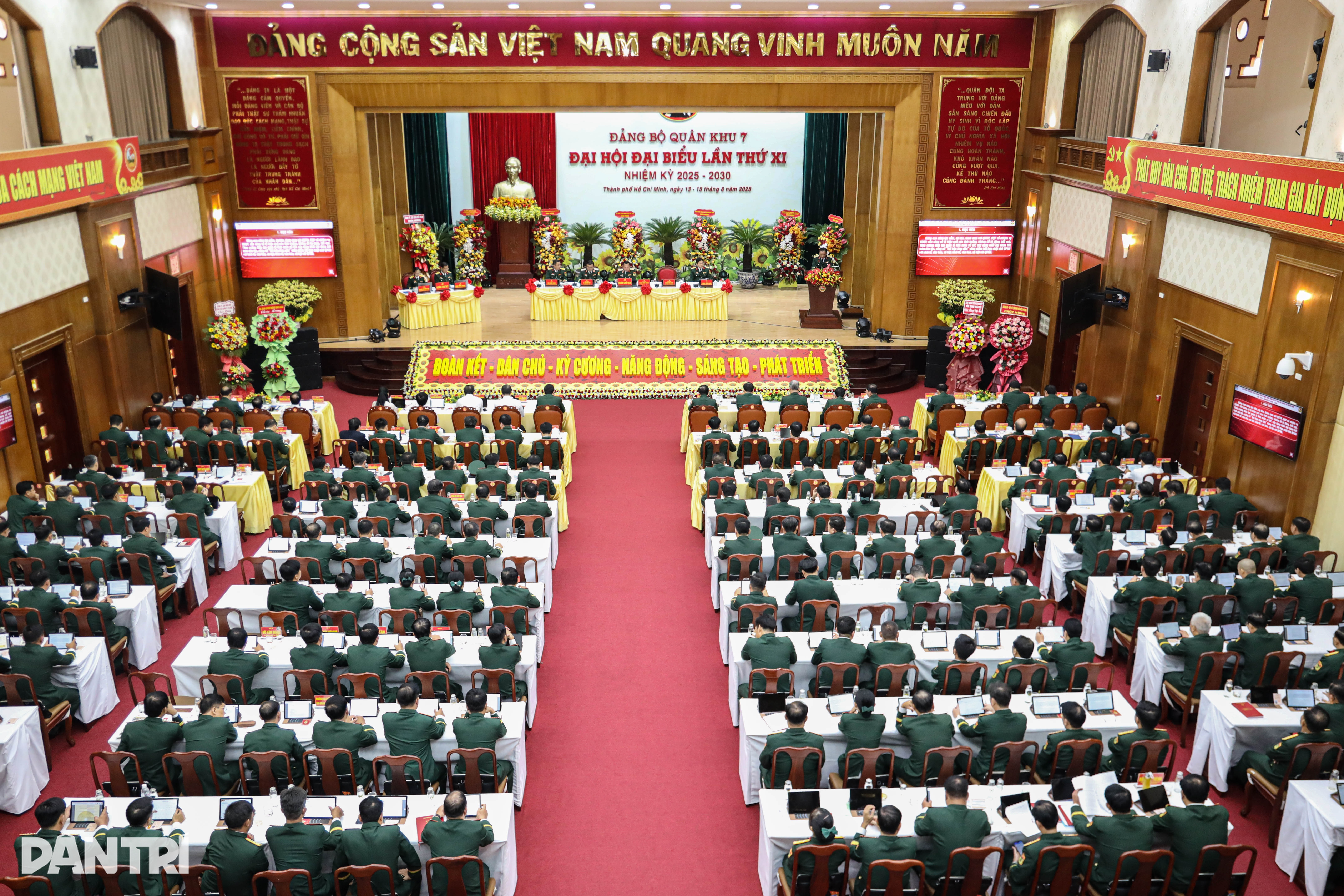 Thiếu tướng Trần Vinh Ngọc được bầu giữ chức Bí thư Đảng ủy Quân khu 7 - 15