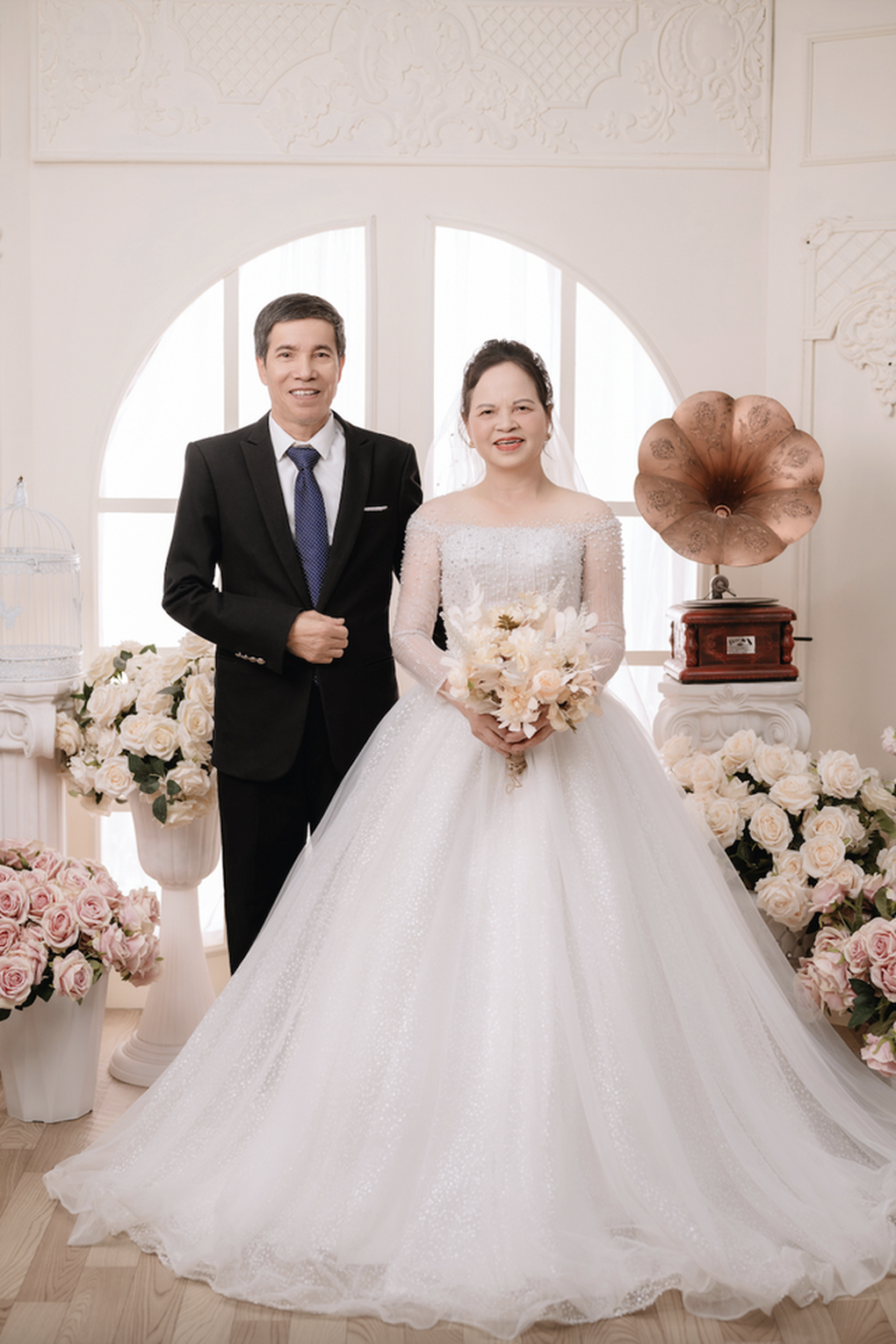 Chuyện xúc động sau bức ảnh 12 cụ bà mặc váy cưới ở Hải Dương - 4 Chuyện xúc động sau bức ảnh 12 cụ bà mặc váy cưới ở Hải Dương - 4