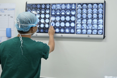 TPHCM: Chàng trai 21 tuổi bất ngờ nhìn khác thường vì căn bệnh "hiểm" ở não