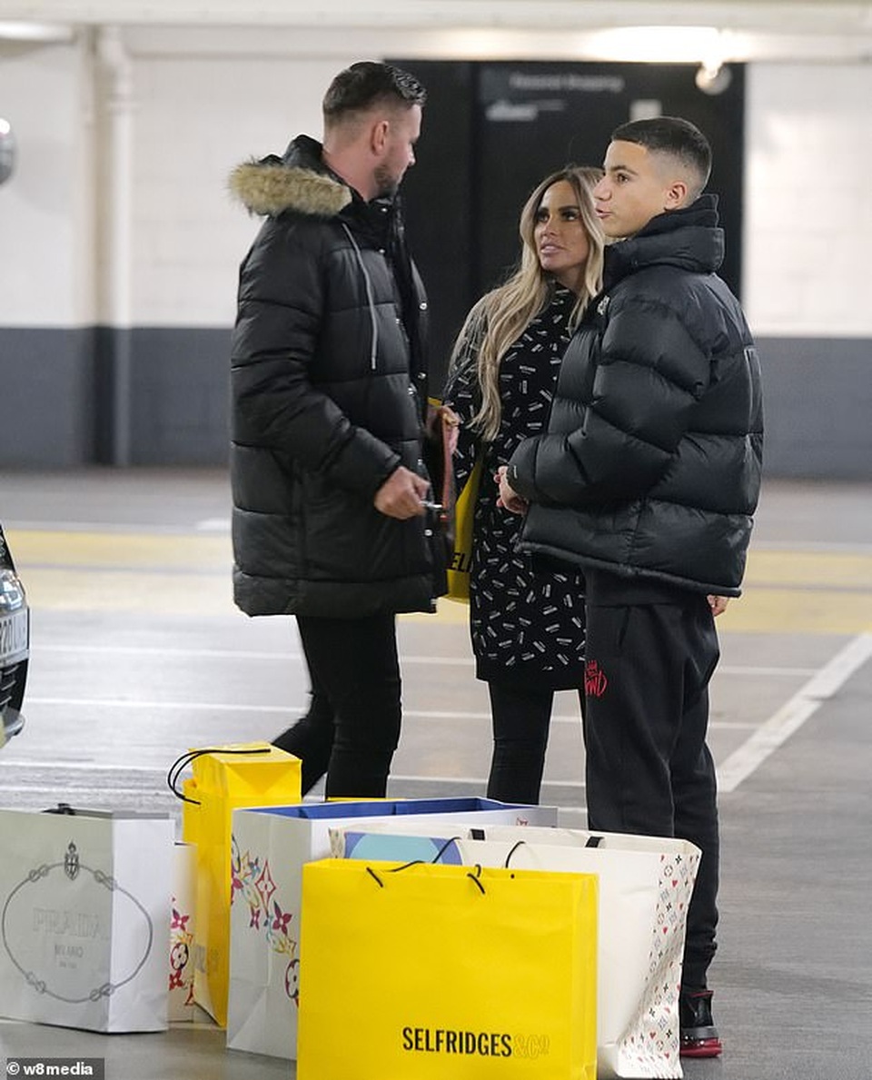 Vừa tuyên bố phá sản, Katie Price lại đi sắm loạt đồ hiệu - 3 Vừa tuyên bố phá sản, Katie Price lại đi sắm loạt đồ hiệu - 3