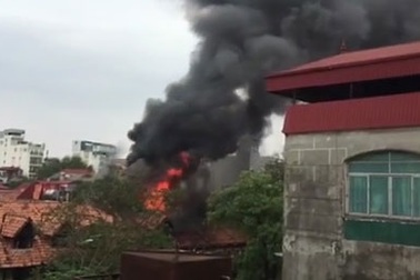 Hà Nội: Dãy nhà cũ trên phố Phùng Hưng bốc cháy dữ dội