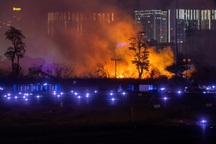 Loạt drone rơi xuống bãi cỏ trong khuôn viên trường đua F1 rồi bốc cháy