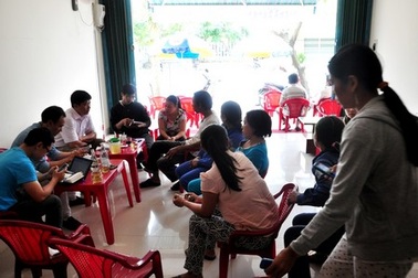 Cán bộ công ty môi trường đô thị đòi đập máy ảnh của phóng viên