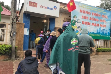 Nghẹt thở xếp hàng ở cây ATM chờ rút tiền ngày cận Tết