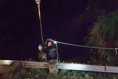 Xe ô tô lao xuống trạm bơm, 2 người tử vong