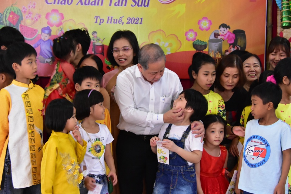 Chủ tịch UBND tỉnh cùng gói bánh chưng vui Tết với trẻ em khó khăn - 8 Chủ tịch UBND tỉnh cùng gói bánh chưng vui Tết với trẻ em khó khăn - 8