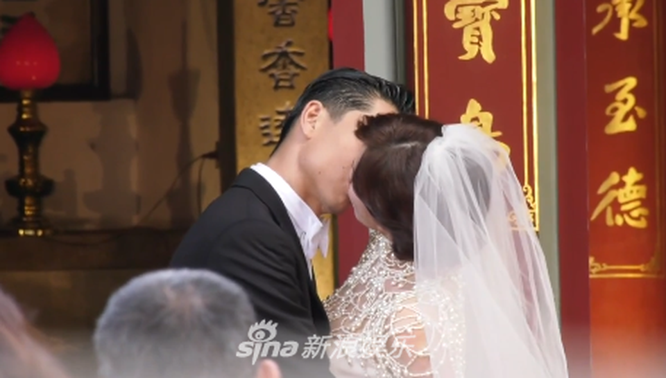 Lâm Chí Linh diện váy cưới triệu đô, “khóa môi” ông xã trong hôn lễ được chờ đợi - 2 Lâm Chí Linh diện váy cưới triệu đô, “khóa môi” ông xã trong hôn lễ được chờ đợi - 2