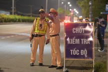 CSGT xuyên đêm xử phạt tài xế ô tô chạy quá tốc độ ở TPHCM