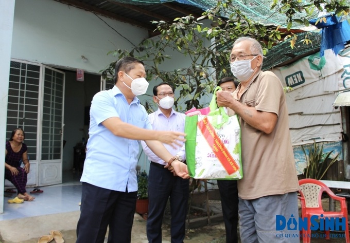 Thứ trưởng Lê Tấn Dũng đến từng hộ dân thăm hỏi sức, khoẻ và trao tặng túi an sinh của Bộ LĐ-TB&XH cho người dân ở xã Phú Nhuận, TP Bến Tre.
