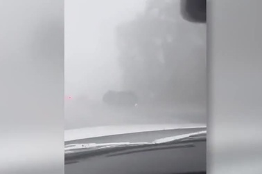 Khoảnh khắc lốc xoáy lật tung xe hơi trên đường cao tốc Mỹ