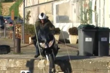 Phóng viên gặp sự cố khi thử xe mô-tô