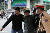 Cảnh sát vây bắt kẻ nghi tàng trữ ma túy trên phố Hà Nội