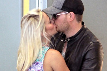 Vợ chồng ca sỹ Michael Bublé tình tứ hôn nhau tại sân bay