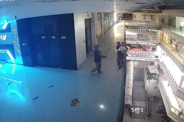 Khoảnh khắc giải cứu cô gái nhảy lầu tự tử hai lần liên tiếp