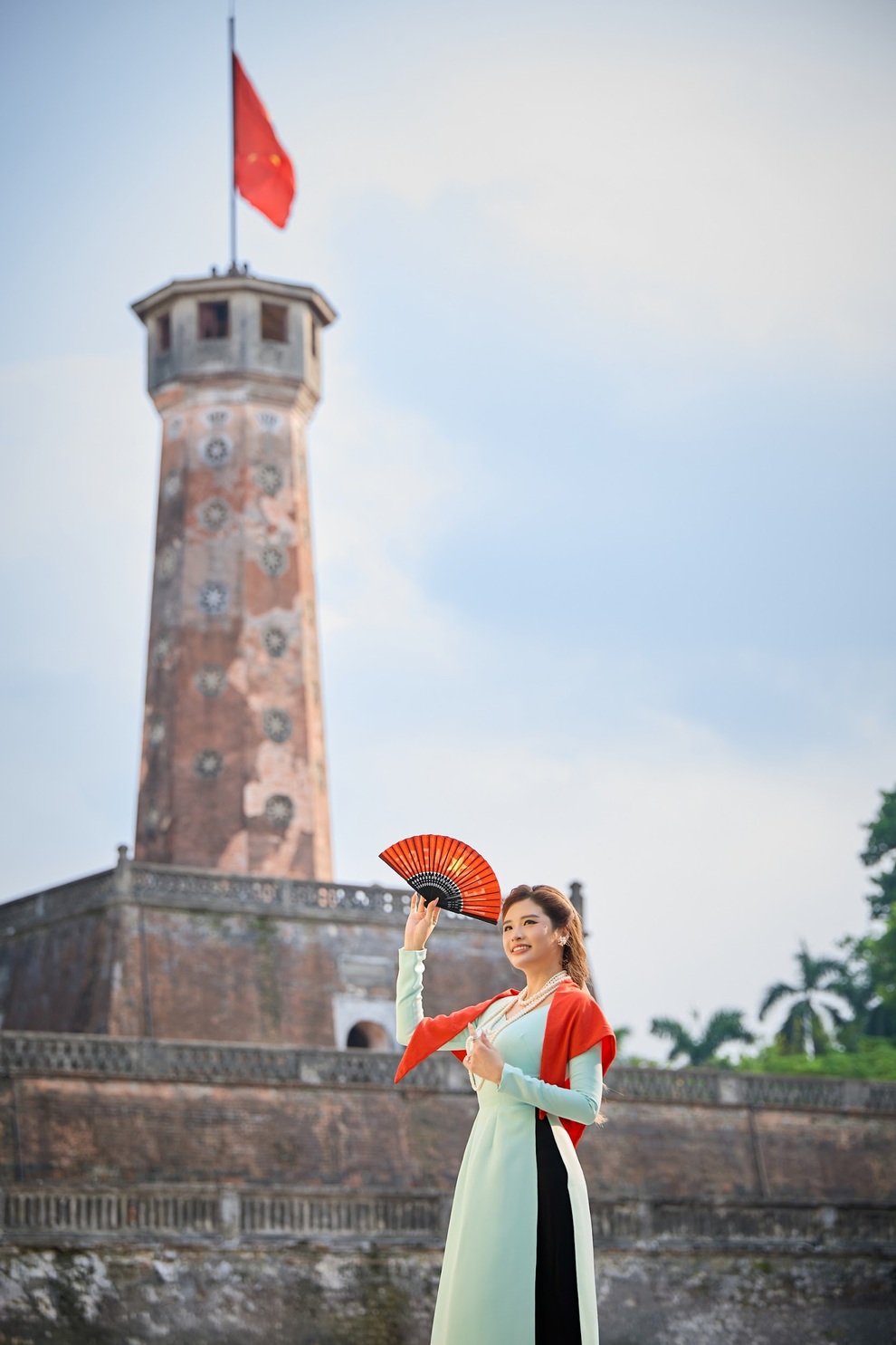Phan Hoang Thu ស្លៀក Ao Dai មោទនភាពចំពោះទំនៀមទម្លាប់បដិវត្តន៍របស់គ្រួសារនាង - ៦ Phan Hoàng Thu diện áo dài, tự hào truyền thống cách mạng gia đình - 6
