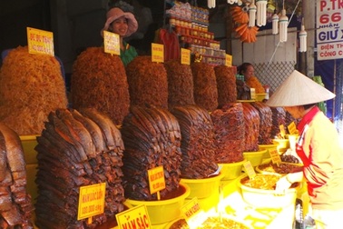 Vàng ươm những “núi” mắm ở chợ vùng biên An Giang